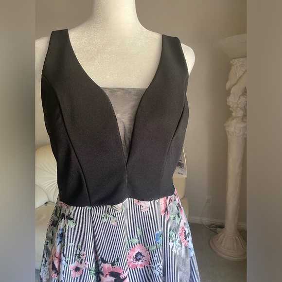 Dress size 3 USA Black top with striped and flowery color - Picture 4 of 10